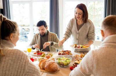 Familie am Frühstückstisch