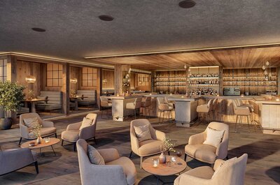 Moderne Bar mit Holzvertäfelung, mehreren Sitzbereichen mit Sesseln und Barhockern sowie beleuchteten Regalen mit Flaschen im Hintergrund
