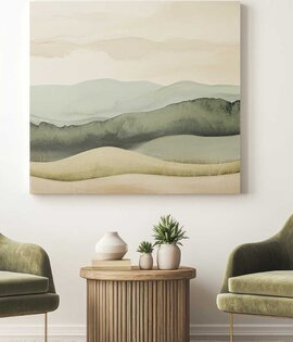Zwei grüne Sessel mit rundem Holztisch dazwischen, darauf drei kleine Pflanzen, an der Wand ein Landschaftsgemälde und rechts eine Stehlampe mit hellem Lampenschirm