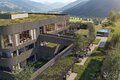 Modernes Gebäude mit begrüntem Flachdach und Pool in einer Berglandschaft