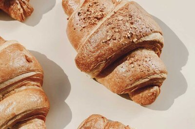 Mehrere Croissants mit knuspriger Kruste auf hellem Untergrund