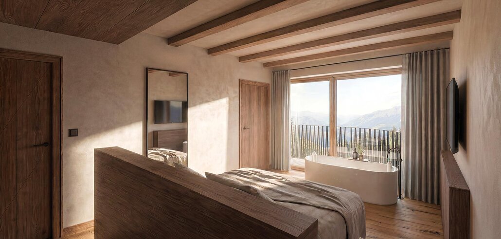 Schlafzimmer mit großem Bett, Holzwänden und -boden, Zugang zu Balkon mit Sitzmöbeln