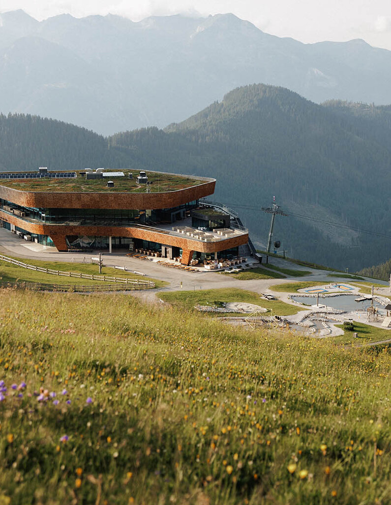 Bergstation einer Gondelbahn in sommerlicher Umgebung