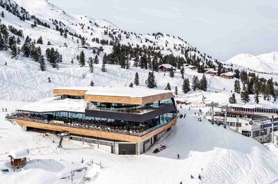 Bergstation einer Gondelbahn umgeben von einer winterlichen Berglandschaft